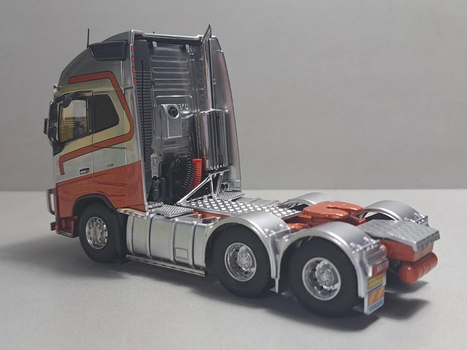1:50 Tekno - TEK83199 - Volvo FH16 Prime Mover - Serie DownUnder - Rojo/Plateado Foto 3 de 4