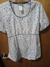 WOMAN'S SCRUB TOP SHIRT SIZE MEDIUM SB SCRUBS FLOWERS & HEARTS