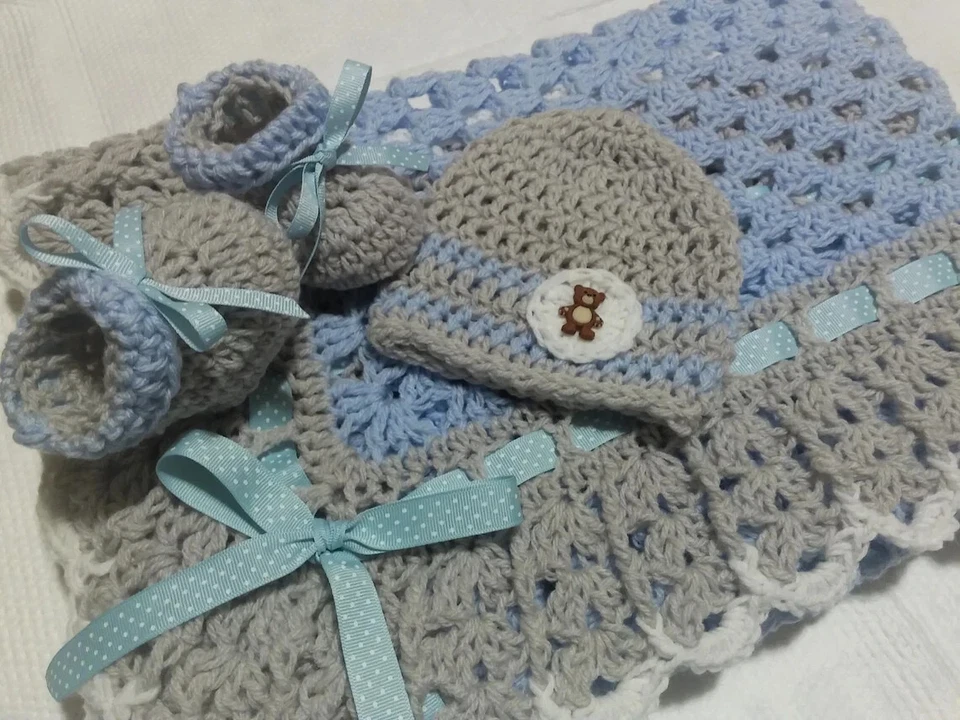 Juego de manta de bebé de ganchillo, sombrero a juego, botines azul claro gris baby shower Foto 2 de 2
