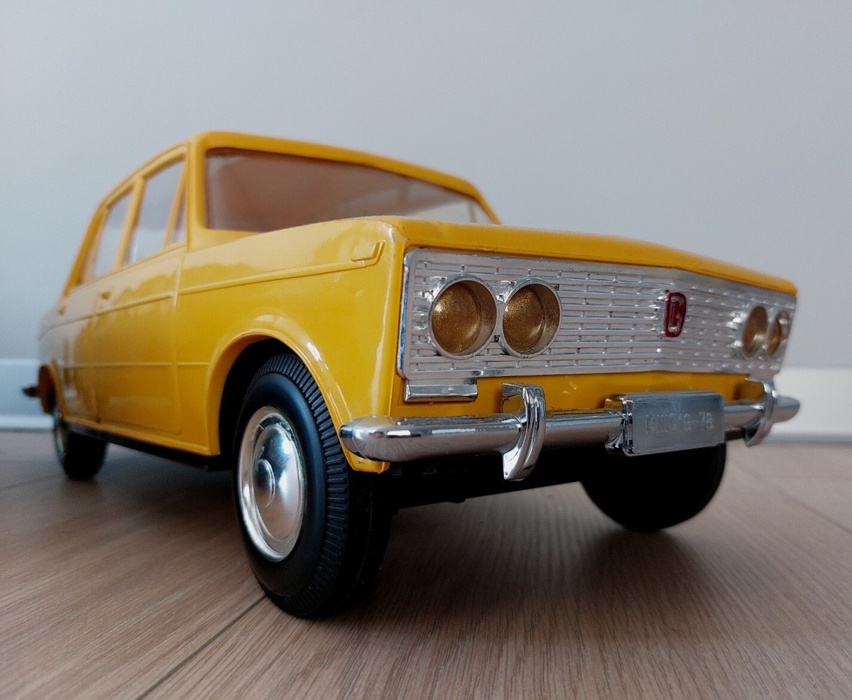 Vintage Urss Soviet Grand 17,5'' (45 Cm ) Deux Modèles De Jouets De