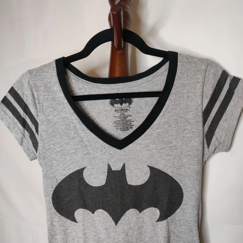 Batman women's S(3/5) t-shirt gray & black v-neck short sleeves "Batman" logo - Image 3 of 4