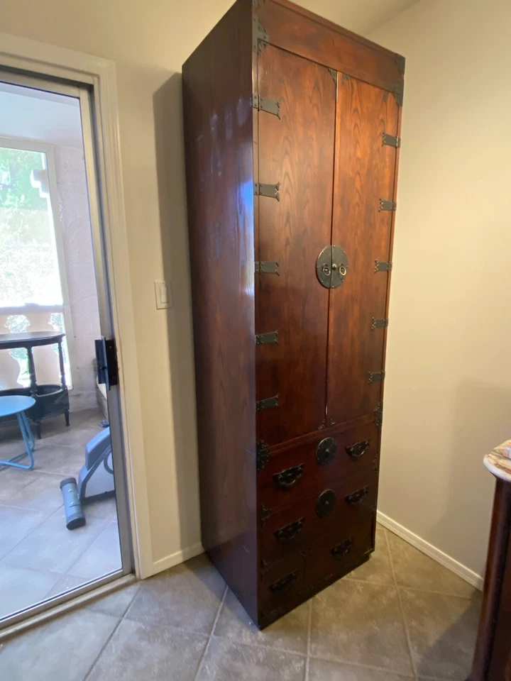 Alto rojizo oscuro, armario de Baker, asas ornamentadas, cajones y secciones interiores Foto 2 de 4