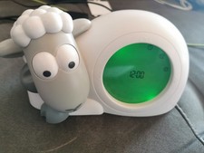 ZAZU Sam The Lamb Uhr – Schlafschaf Uhr und Nachtlicht für Kinder | Bringt Ihrem