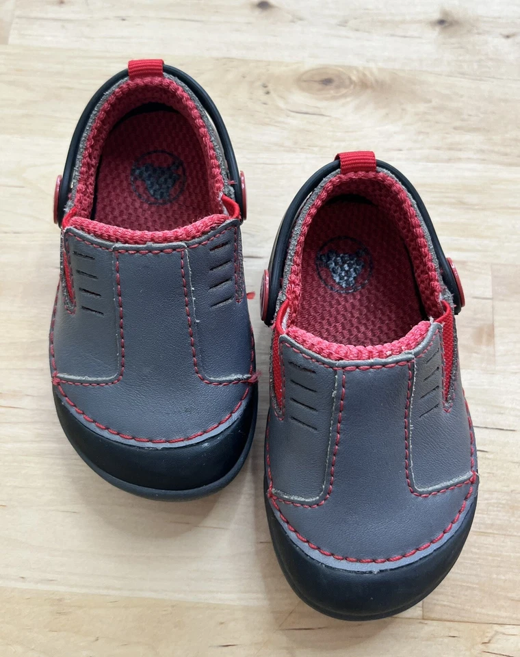 Crocs Dawson Niño Pequeño Cuero Sin Cordones Zuecos Gris Rojo Negro Zapatos Tenis Talla C4 Foto 3 de 4