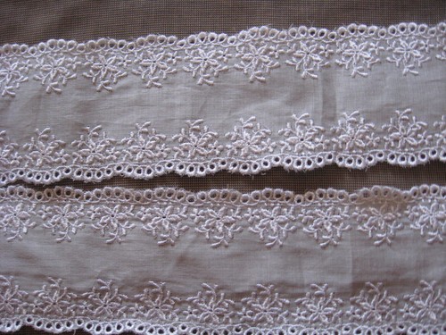 9 1/2 YDS,LOVELY SCALLOPED WHITE FLORAL RAYON EYELET EMBROIDERED ON IRISH LINEN - Picture 4 of 4