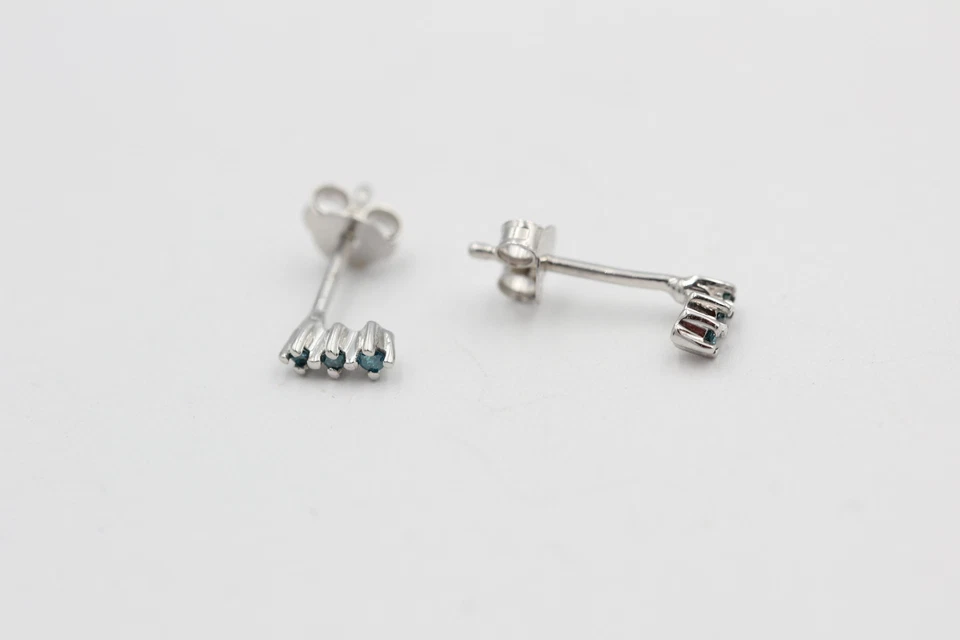 Eleganti Orecchini In Argento 925 Con Diamante Blu Di 0,05 Carati I2 - I3 - Immagine 4 di 4