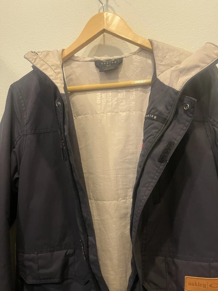 Chaqueta para mujer Oakley impermeable Thinsulate negra pequeña para mujer Foto 2 de 4