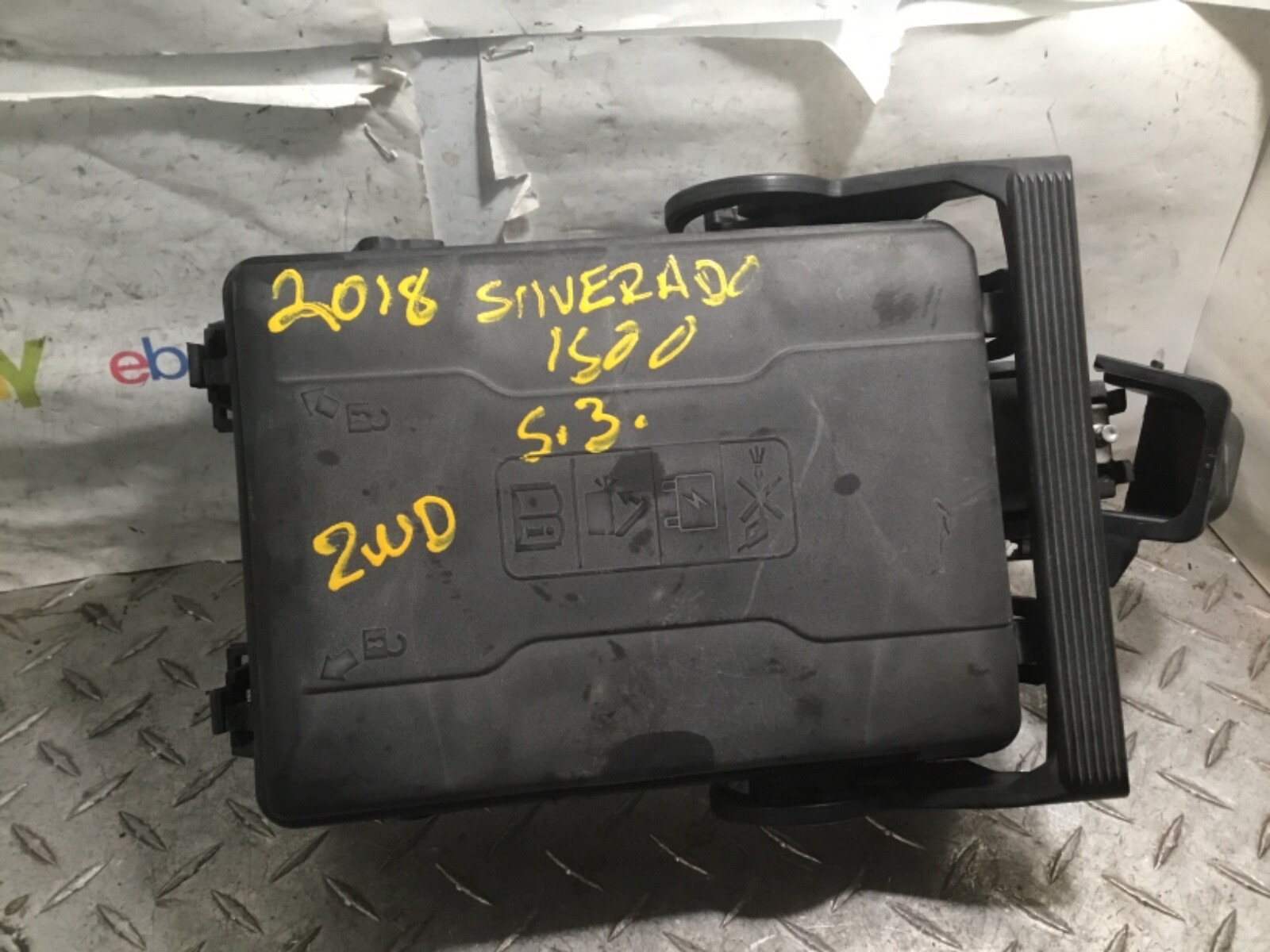 18 SLVERADO 1500 5.3L 2WD OEM ENGINE FUSE BOX ASSEMBLY P/N 