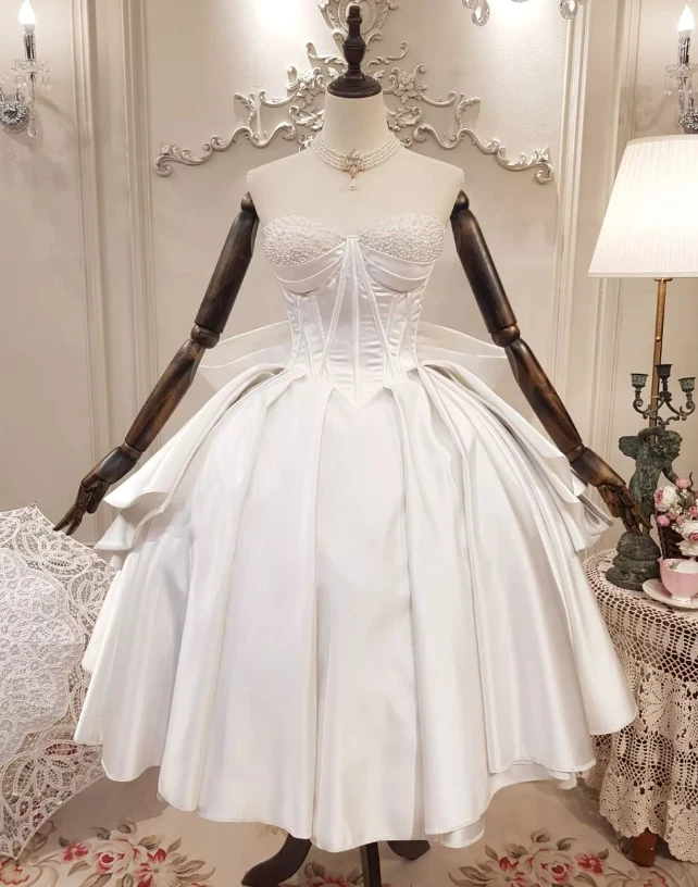 Vestidos de novia cortos de princesa con lazo satinado con cuentas sin tirantes Foto 2 de 4