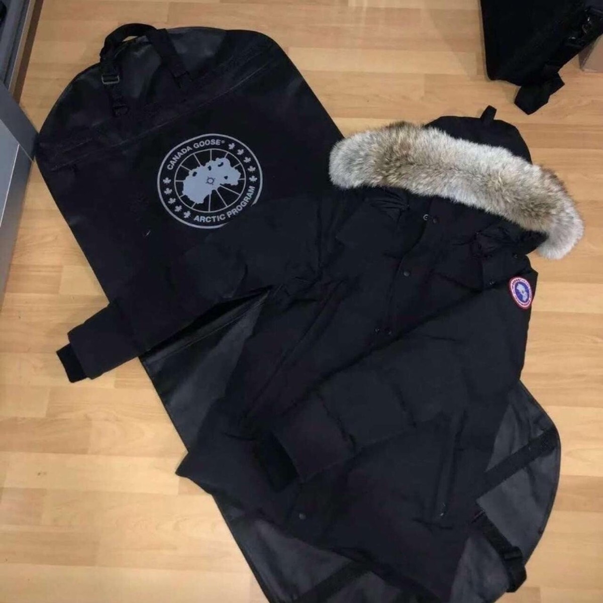 Canada goose wyndham parka black red badge UK