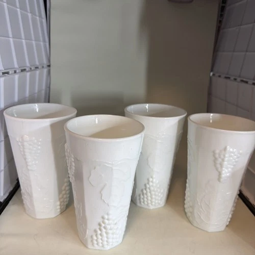 Vintage Indiana Colony Harvest Grape White Milk Glass Tumblers 6 "Tall SET OF 4