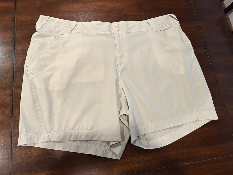Columbia Sportswear PFG Athletic Shorts NWOT Woman’s 22W Beige, Zip BackPocket,