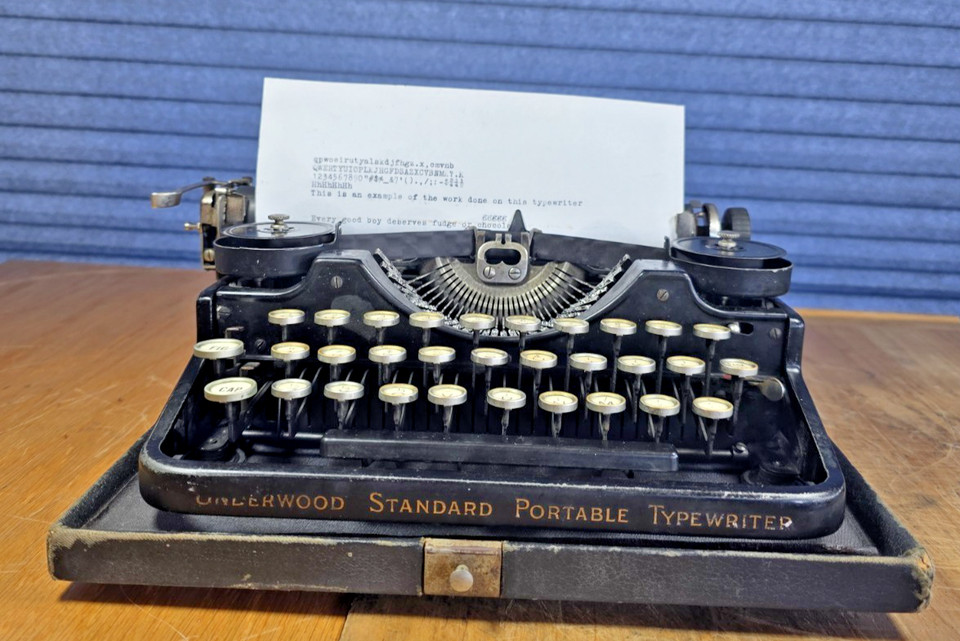 Underwood Standard Portable Typewriter 3 Bank!! 1923, W/Case, types beautiful!