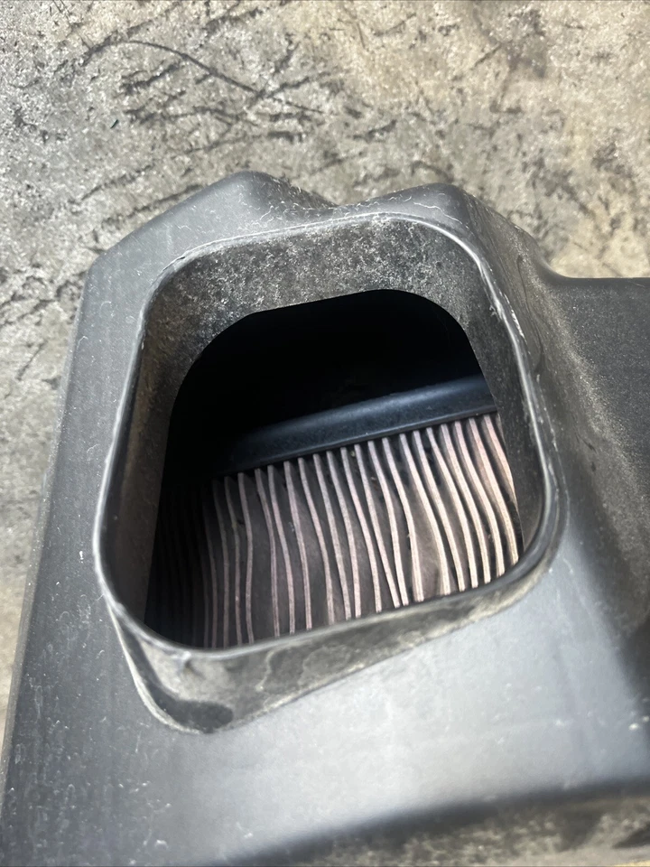 Damage 2003 06 Nissan 350Z OEM Air Intake Filter Box With  MAF - Image 4 of 4