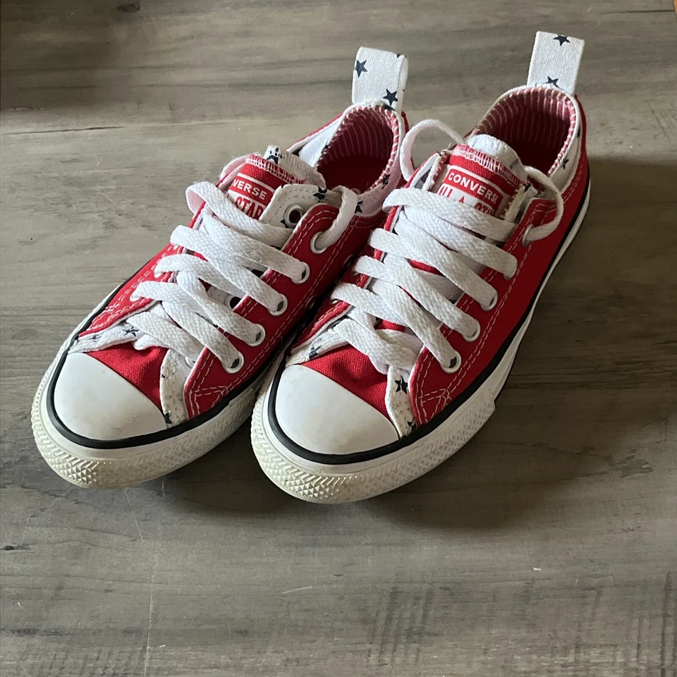 Sapatos juvenis Converse All Star tamanho 12 vermelho com estrelas azuis. FRETE GRÁTIS RÁPIDO!! - Imagem 2 de 4