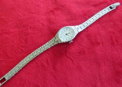 Vintage Luch Damenarmbanduhr aus der Sowjetunion mit mechanischem Uhrwerk