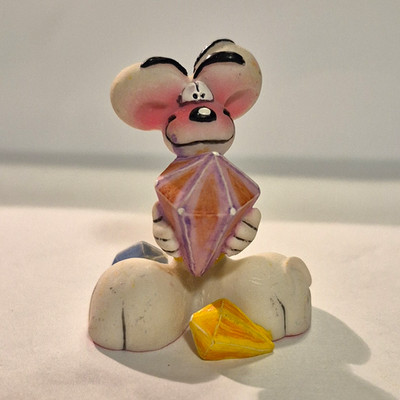 Diddl Sammelfigur Maus sitzend mit lila Diamant & Diamanten, bunt