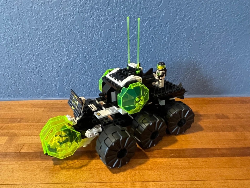 Lego - Blacktron 2 - 6933 - Spectral Starguider - 100% Complete - Instructions - Image 2 of 4