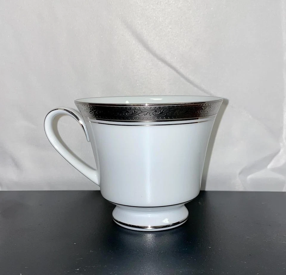 MSRP $1.494 Noritake Crestwood Platinum 46 Peças Conjunto (Serviço Para 8) VEJA DETALHES - Imagem 4 de 4