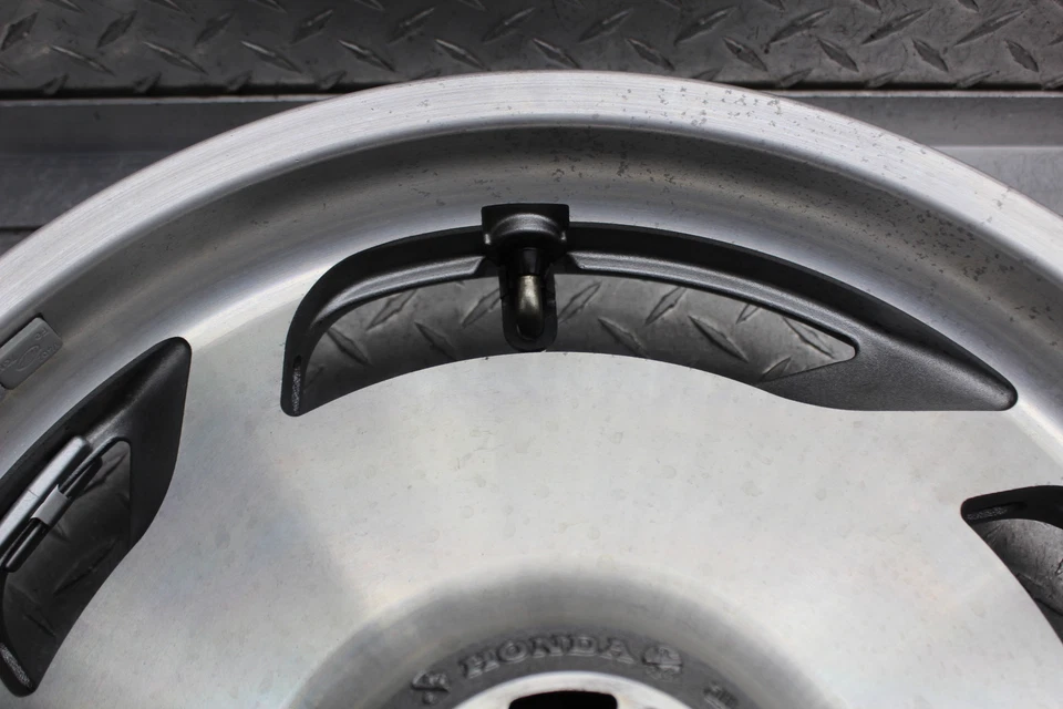 Llanta delantera Honda Valkyrie 1500 1997 GL1500CT TOUR 44650-MZ0-674 Foto 3 de 4