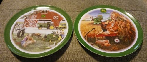 Two John Deere 8" melamine plates Gibson Brand, Tractor, Barn, Puppy, Tire Swing - Bild 1 von 6