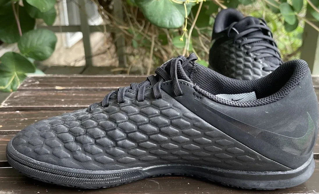 Black indoor best sale soccer shoes