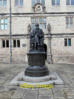 Foto 6x4 Charles Darwin Statue vor Castle Gates Library, Shrewsb c2013