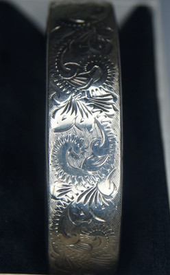 Solid Silver Hinged Ladies Etched Bangle - Birmingham, 1969 - 27.2g