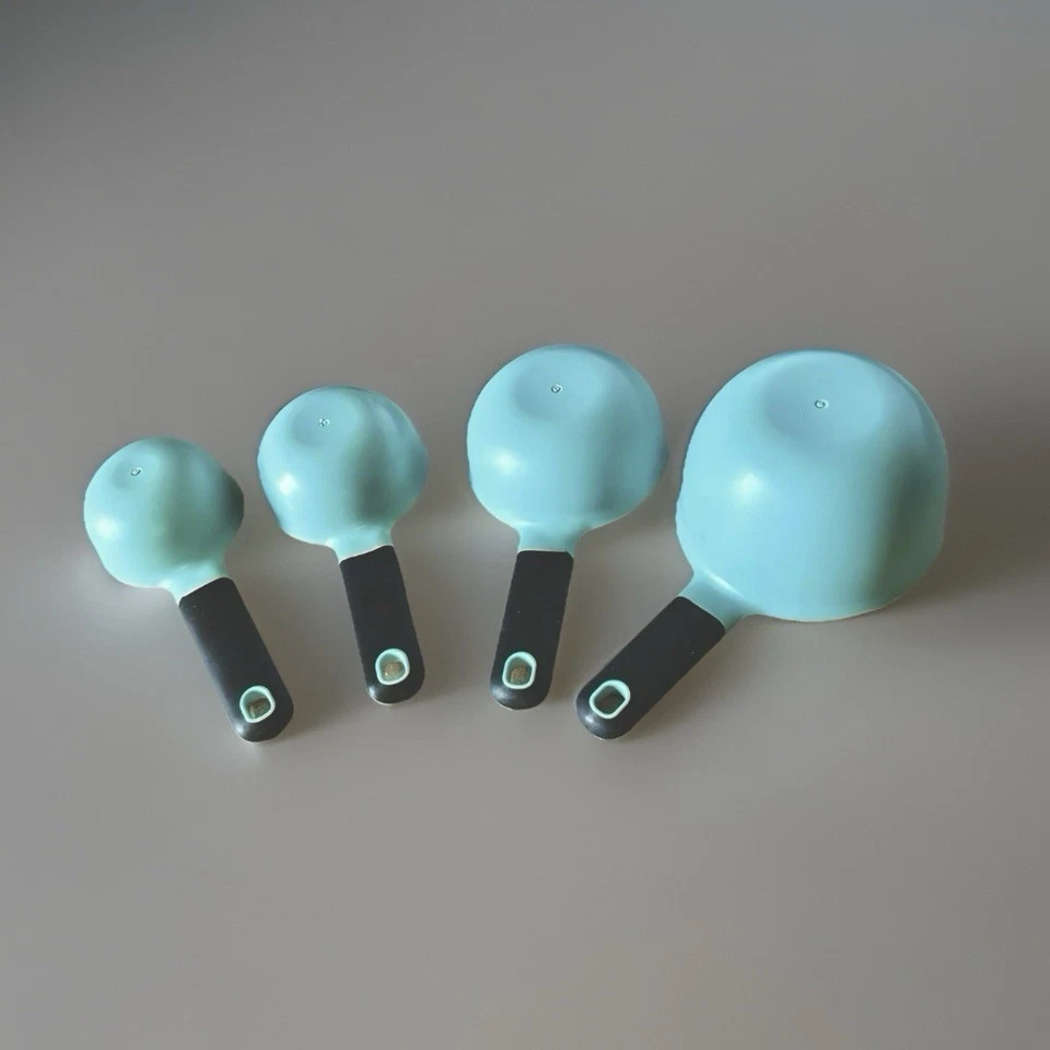 KitchenAid tazas medidoras 4 piezas Aqua Teal manijas de silicona a juego utensilios Foto 4 de 4