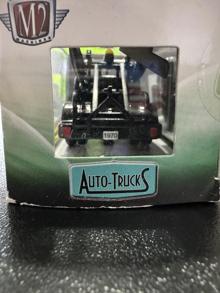 M2 Machines 1970 Ford C 600 Tow Truck Black Gold Auto-Trucks R44 17-50 - Image 3 of 4