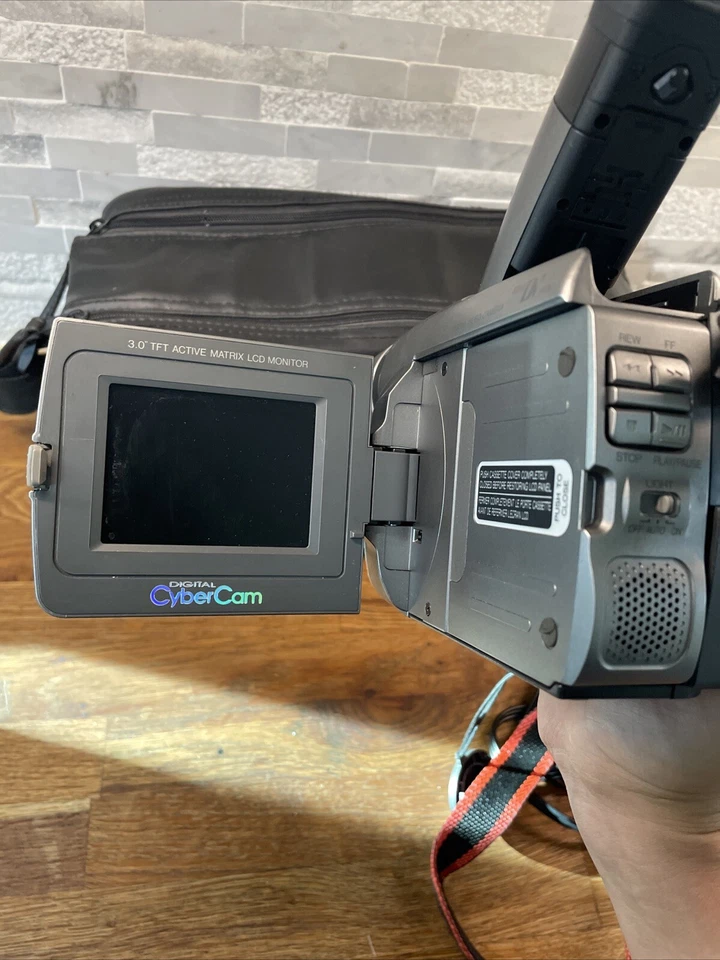 JVC GR DVF31U MiniDV Camcorder CyberCam with Ambico Padded Bag Video Camera - Image 4 of 4