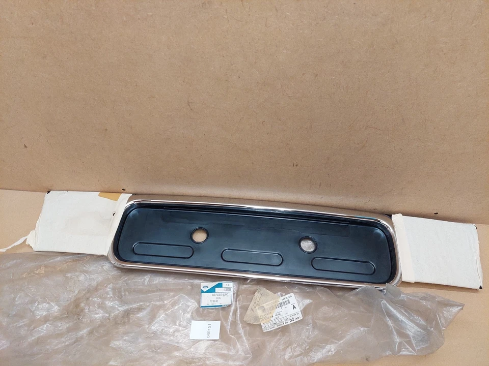 Borde de placa de matrícula trasera Ford Escort 1995-2007 1033289 genuino NUEVO Foto 3 de 4