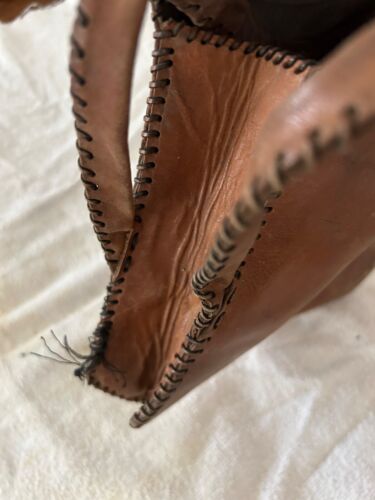 Cartera sin asas vintage hecha a mano de cuero marrón en relieve - Imagen 2 de 6