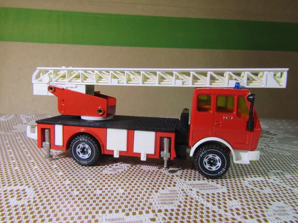 100Y Vintage SIKU 2819 Germany Mercedes 2232 DL30 Truck Firefighters Scale 1:55 - Image 4 of 4