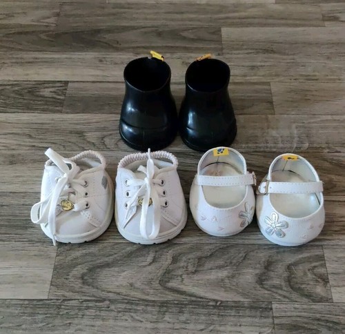 Build a Bear Workshop Lote de 3 Tenis Blancos, Botas Negras y Zapatos de Vestir Blancos - Imagen 3 de 16