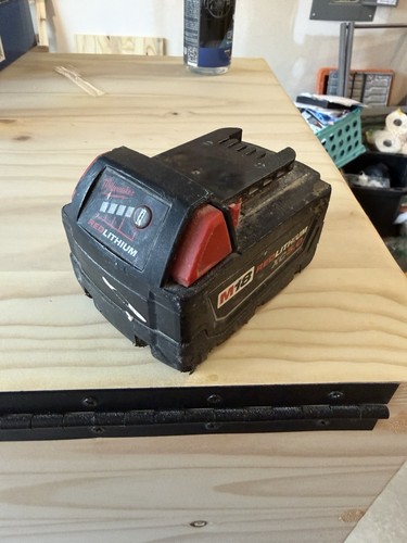 Milwaukee M18 XC 5.0 AH 18 Volt Battery 48-11-1852(FOR PARTS NON WORKING)