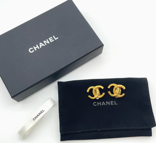 Auth CHANEL Vintage CC Coco Mark Ribbed Chevron Gold Clip Earrings Wbox V060374