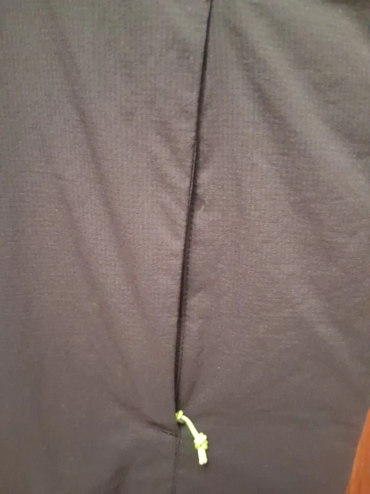 Peter Millar Crown 运动高尔夫背心。 男式小号全拉链。 黑色, 灰色内饰。 — 第 3/4 张图片