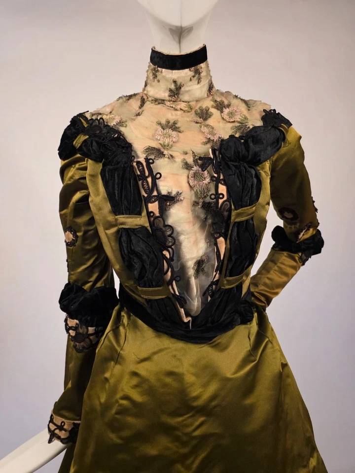 MOST OPULENT VICTORIAN 1890’S GREEN SILK DRESS W EMBR + BUBBLE APPLIQUES + TRAIN - Image 2 of 4