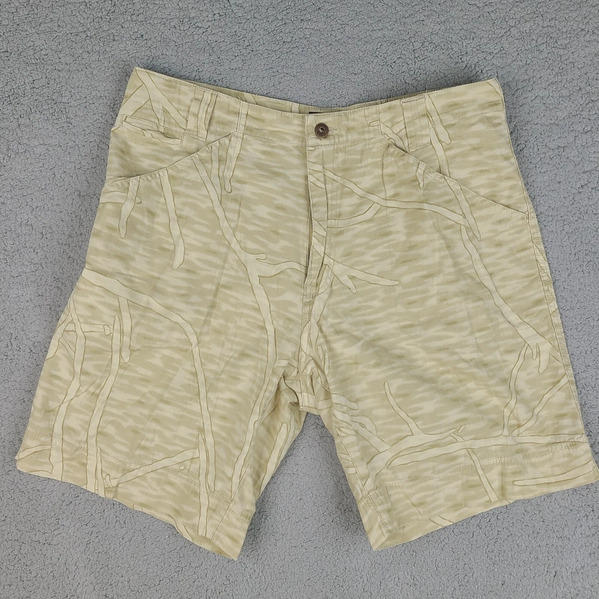 Beige camo hotsell shorts