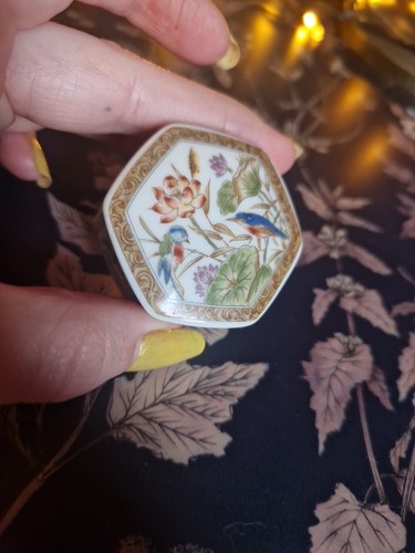 Vintage small Chinese Hexagon Trinket / Pill box birds / flowers - Picture 7 of 10