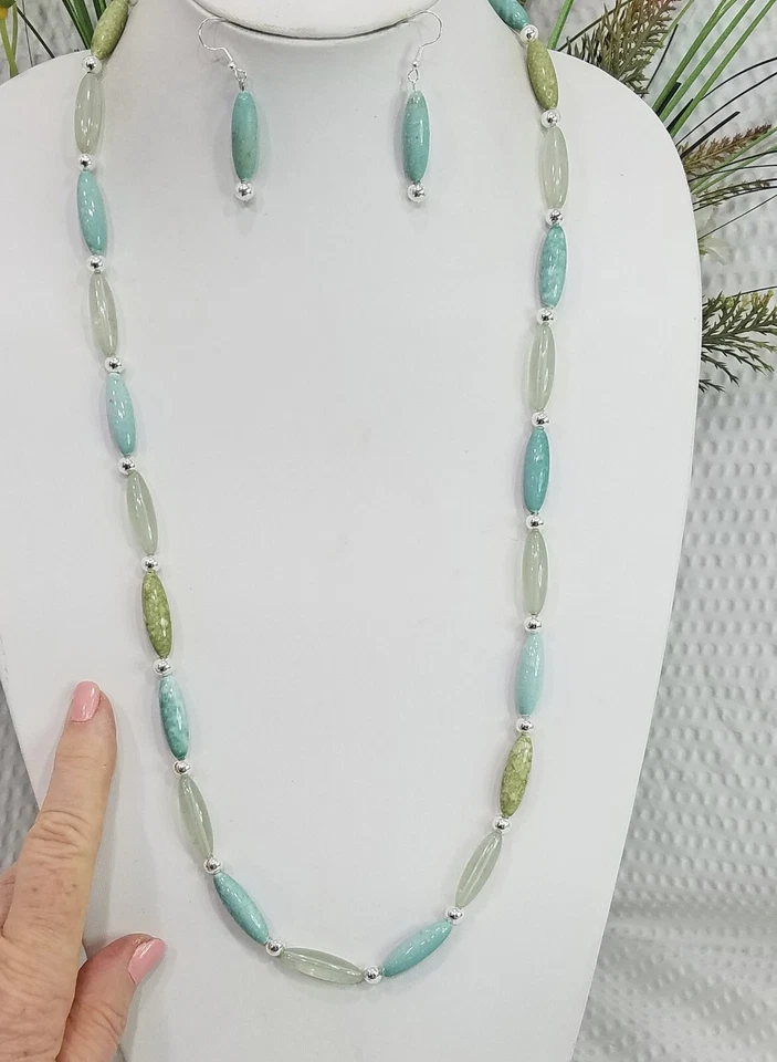 Juego de collar y pendientes pastel aguamarina y oliva con cuentas de cerámica ovaladas tono plata Foto 2 de 4