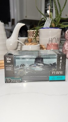 Bburago Race 1:43 Mercedes-AMG F1 W16 E Performance 2022 Russell w/ Case