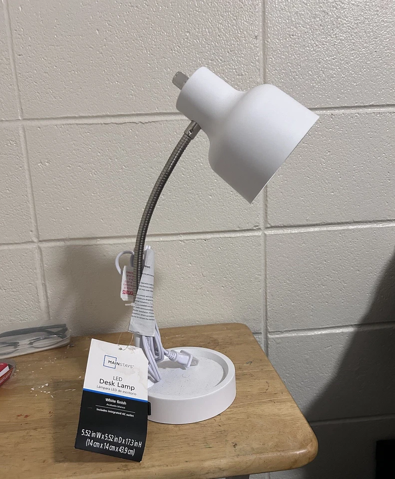 Lámpara de escritorio LED Mainstay con base Catch-all y toma de CA, blanco mate Foto 4 de 4