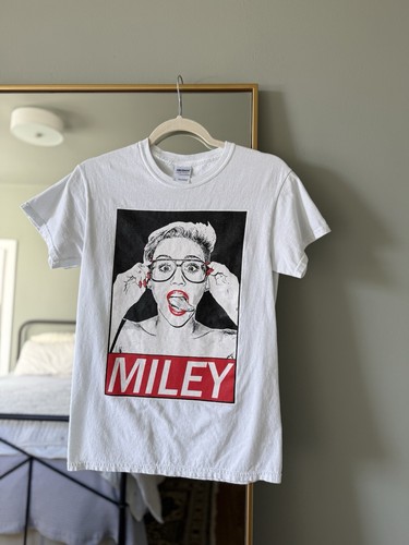 Miley Cyrus Tour T-Shirt Size S - Tongue Out Pose Pop Art Graphic Gildan Tee - 第 1/4 張圖片