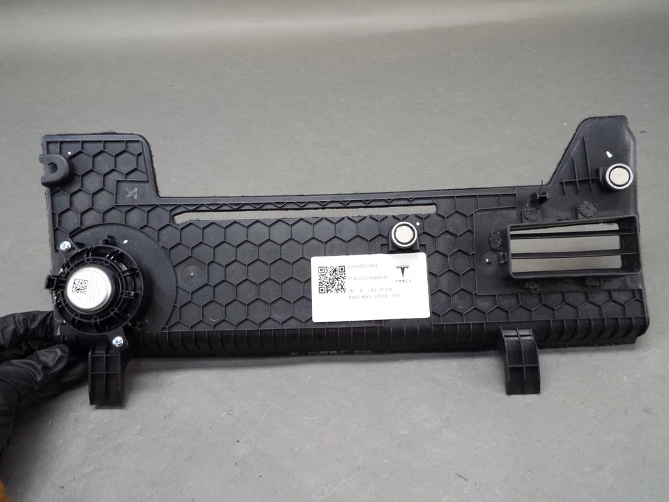 2021+ Tesla Model S Passenger Footwell Cover LHD 1563073-00-B - Image 4 of 4