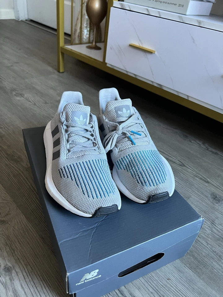 Talla 9 - Adidas Hombre Swift Run Gris Azul Blanco Foto 2 de 4