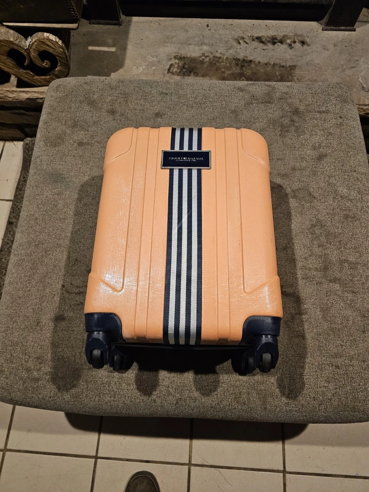 Tommy Hilfiger粉色滚轮行李箱  — 第 3/4 张图片