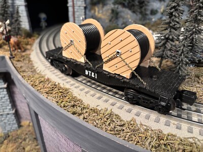 LIONEL DT&I FLAT CAR - w/ 2 CUSTOM  ''WOODEN''  REELS - w/ TUBING, CHOCKS & CHAINS