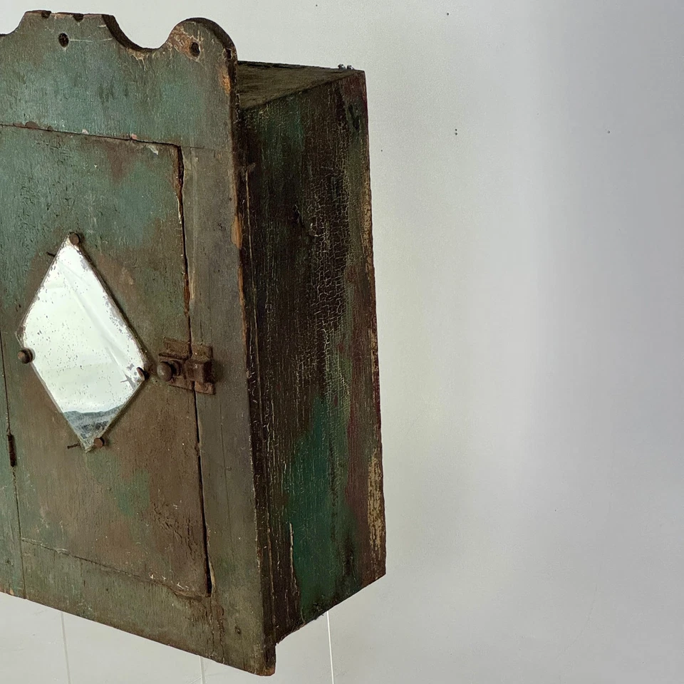 Antiguo armario ornamentado de madera del siglo XIX con cerradura de puerta y espejo de época Foto 4 de 4